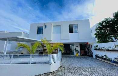 Imagem: A casa em condomínio à venda possui 4 Dormitórios, 4 Banheiros