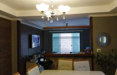 Imagem: A casa possui 4 Dormitórios, 4 Banheiros, 2 Vagas na garagem