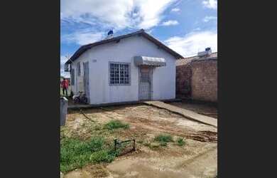 Imagem: A casa possui 2 Dormitórios, 1 Banheiro e 2 Vagas na garagem