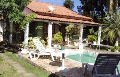 Imagem: A casa possui 3 Dormitórios e 3 Vagas na garagem e está localizado