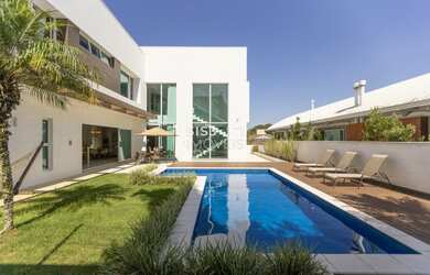 Imagem: A casa em condomínio possui 4 Dormitórios, 5 Banheiros, 4