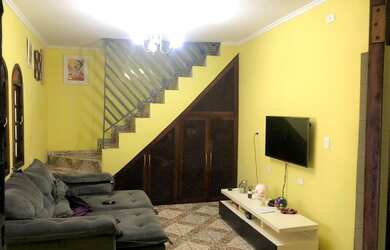 Imagem: A casa possui 3 Dormitórios, 1 Banheiro, 2 Vagas na garagem