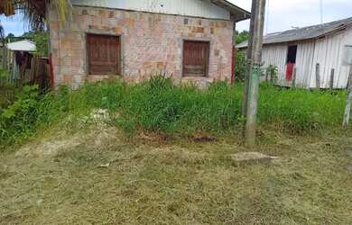 Imagem: A casa possui 3 Dormitórios, 1 Banheiro e está localizado