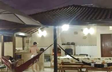 Imagem: A casa possui 2 Dormitórios, 5 Vagas na garagem e está localizado