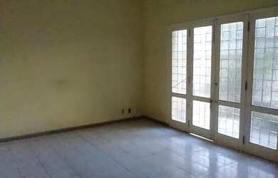 Imagem: A casa possui 3 Dormitórios, 3 Banheiros, 1 Vaga na garagem