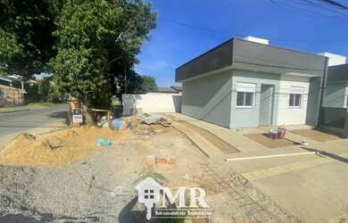 Imagem: A casa possui 2 Dormitórios, 1 Banheiro, 2 Vagas na garagem