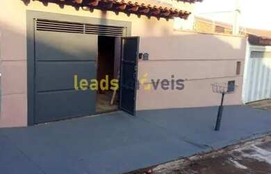 Imagem: A casa possui 3 Dormitórios, 3 Banheiros, 2 Vagas na garagem