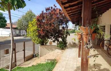 Imagem: A casa possui 4 Dormitórios, 5 Banheiros, 3 Vagas na garagem