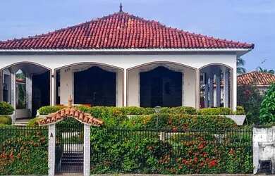 Imagem: A casa possui 4 Dormitórios, 4 Banheiros, 5 Vagas na garagem