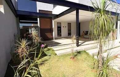 Imagem: A casa em condomínio possui 4 Dormitórios, 4 Banheiros, 2