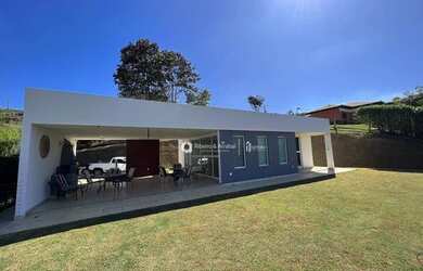 Imagem: A casa em condomínio possui 1 Dormitório, 2 Banheiros, 5 Vagas