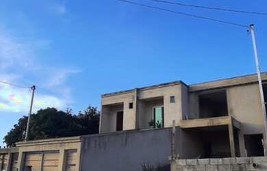 Imagem: A casa à venda possui 3 Dormitórios, 2 Banheiros, 4 Vagas