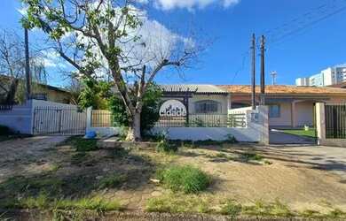 Imagem: A casa possui 4 Dormitórios, 1 Banheiro, 3 Vagas na garagem