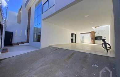 Imagem: A casa possui 3 Dormitórios, 4 Banheiros, 4 Vagas na garagem