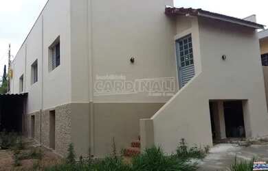 Imagem: A casa possui 4 Dormitórios, 2 Banheiros, 2 Vagas na garagem