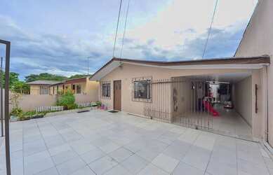 Imagem: A casa possui 2 Dormitórios, 1 Banheiro, 2 Vagas na garagem