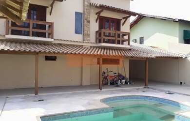 Imagem: A casa possui 3 Dormitórios, 2 Banheiros, 3 Vagas na garagem