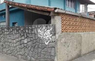 Imagem: A casa possui 4 Dormitórios, 2 Banheiros, 2 Vagas na garagem