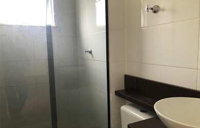 Imagem: O apartamento possui 2 Dormitórios, 1 Banheiro, 1 Vaga na garagem