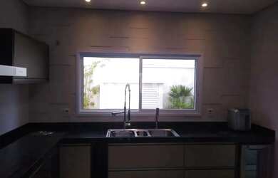 Imagem 12: A casa possui irrigação automática, cortina elétrica, portas dos quartos...