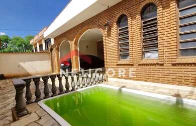 Imagem: A casa possui 3 Dormitórios, 1 Banheiro, 4 Vagas na garagem