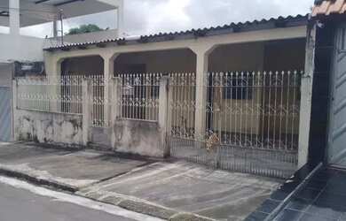 Imagem: A casa possui 3 Dormitórios, 1 Banheiro, 2 Vagas na garagem