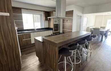 Imagem: O apartamento possui 4 Dormitórios, Acomodam 8 pessoas e 1