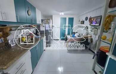 Imagem: O apartamento possui 4 Dormitórios, 3 Banheiros, 3 Vagas na