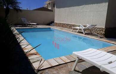 Imagem: A casa possui 3 Dormitórios, 3 Banheiros, 4 Vagas na garagem