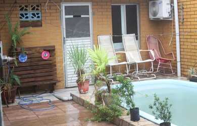 Imagem: A casa em condomínio possui 5 Dormitórios, 1 Banheiro, 2 Vagas