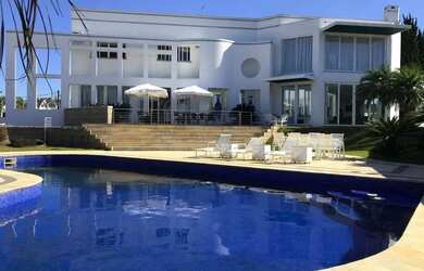 Imagem: A casa possui 5 Dormitórios, 5 Banheiros, 5 Vagas na garagem