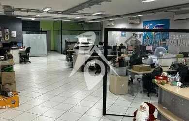 Imagem: O depósito possui 3 Vagas na garagem, 300m² de Área, Imóvel