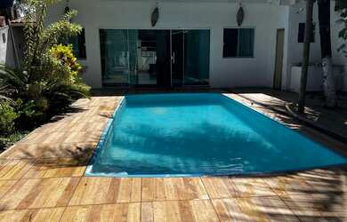 Imagem: A casa possui 4 Dormitórios, Acomodam 12 pessoas, 4 Vagas na