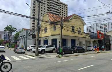 Imagem: A casa possui 3 Dormitórios, 3 Banheiros, 5 Vagas na garagem