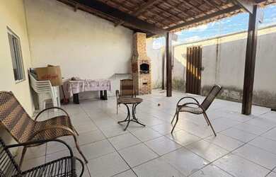 Imagem: A casa possui 3 Dormitórios, 2 Banheiros, 2 Vagas na garagem