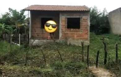 Imagem: A casa possui 2 Dormitórios, 1 Banheiro e 3 Vagas na garagem