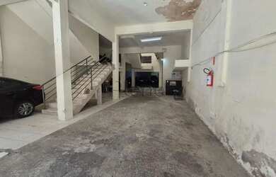 Imagem: O depósito possui 5 Vagas na garagem, 450m² de Área e está