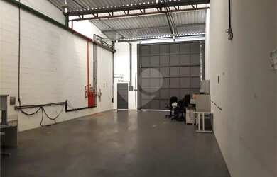 Imagem: O depósito possui 2 Vagas na garagem e 850m² de Área e está