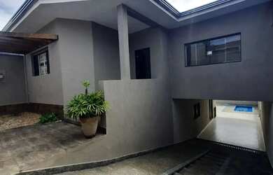 Imagem: A casa possui 4 Dormitórios, 3 Banheiros, 4 Vagas na garagem