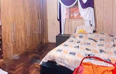 Imagem: A casa possui 5 Dormitórios, 1 Banheiro, 1 Vaga na garagem