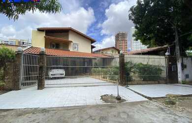 Imagem: A casa possui 4 Dormitórios, 5 Banheiros, 3 Vagas na garagem