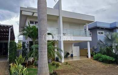 Imagem: A casa em condomínio possui 3 Dormitórios, 4 Banheiros, m²