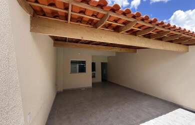 Imagem: A casa possui 3 Dormitórios, 1 Banheiro, 2 Vagas na garagem