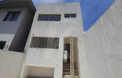 Imagem: A casa possui 3 Dormitórios, 4 Banheiros, 2 Vagas na garagem