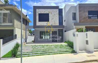 Imagem: A casa possui 3 Dormitórios, 4 Banheiros, 2 Vagas na garagem