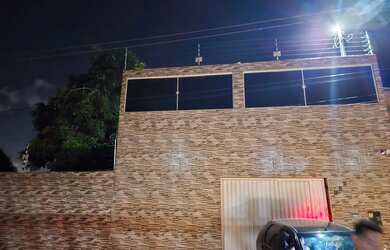 Imagem: A casa possui 3 Dormitórios, Acomodam 12 pessoas, 3 Vagas na