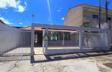 Imagem: A casa possui 3 Dormitórios, 1 Banheiro, 1 Vaga na garagem