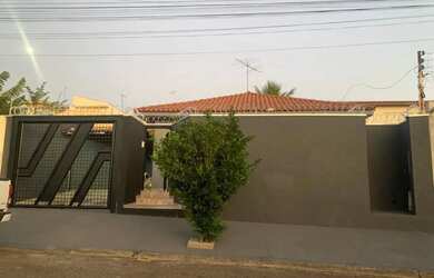 Imagem: A casa possui 4 Dormitórios, 3 Banheiros, 3 Vagas na garagem