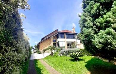 Imagem: A casa possui 4 Dormitórios, 2 Banheiros, 3 Vagas na garagem