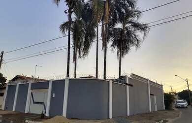 Imagem: A casa possui 3 Dormitórios, 3 Banheiros, 5 Vagas na garagem